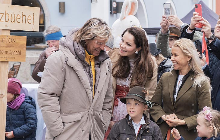 Hansi Hinterseer, Mary-Ann Grimmenstein, Florentine Rosemeyer vor dem riesigen Kunst-Osterei für den guten Zweck  ©Fotos: “Kitzbühel Tourismus” 